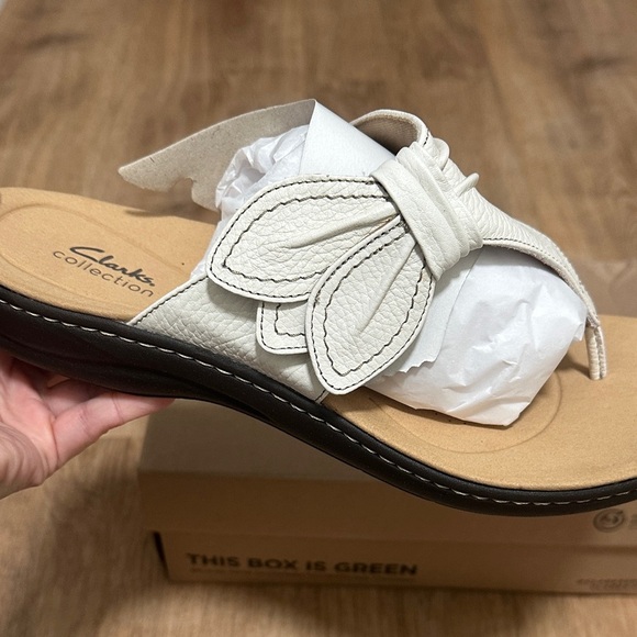 CLARKS | Knotted Bow Thong Sandals - Picture 5 of 6